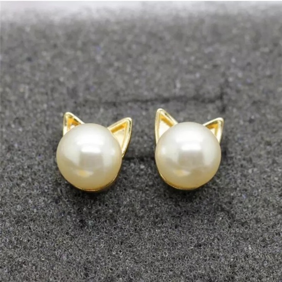 Jewelry - Gold cat pearl earrings NEW